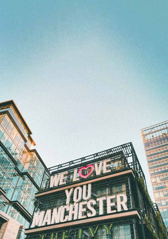 Lichtreclame 'We love you Manchester' op een gebouw