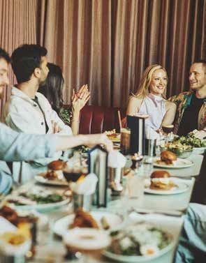 Groep aan tafel in het restaurant