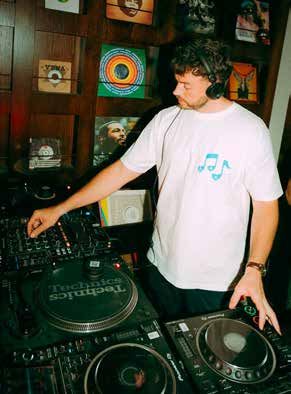 DJ aan de draaitafels
