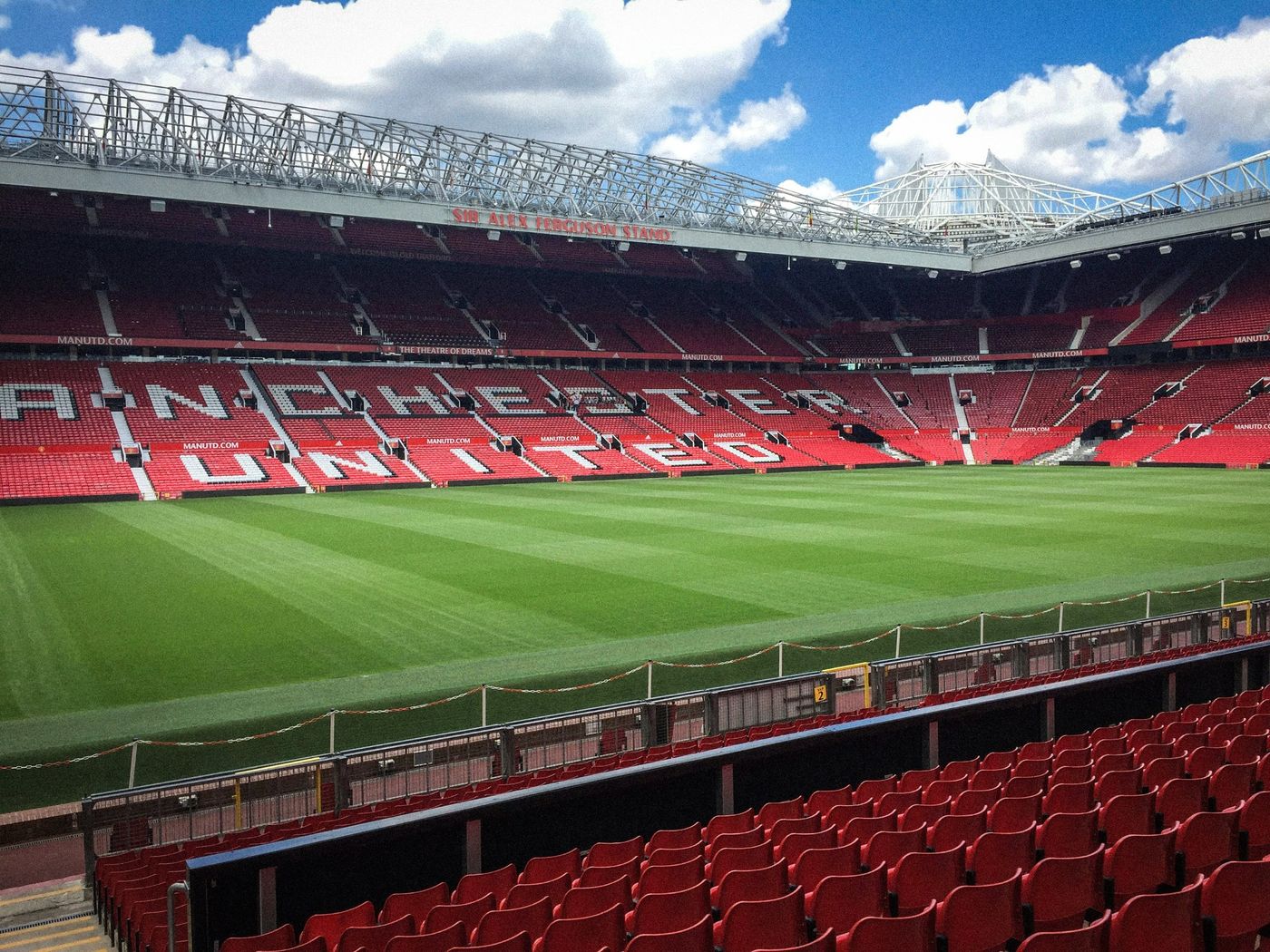 Het lege stadion van Old Trafford