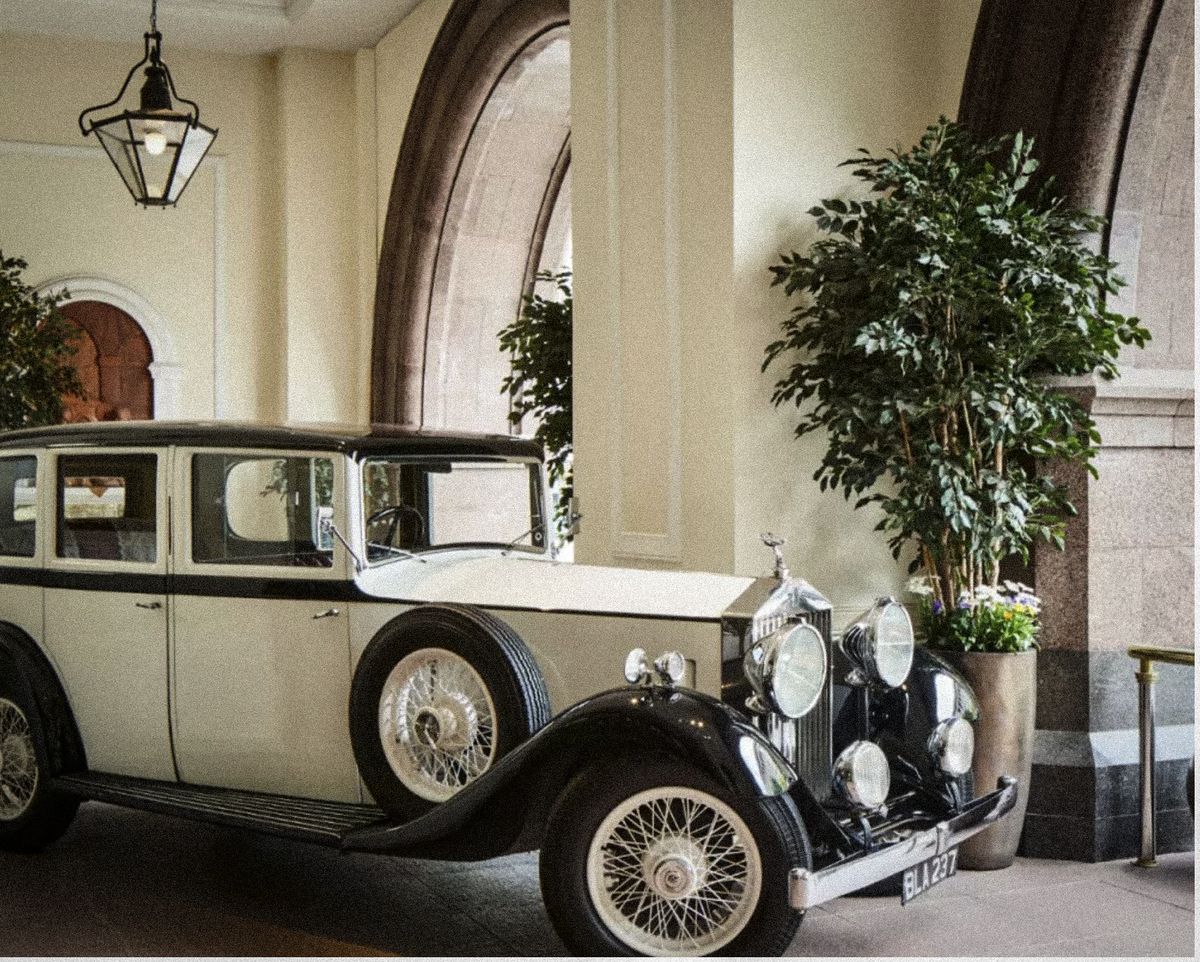 Een vintage Rolls-Royce in de inkom van het Midland Hotel