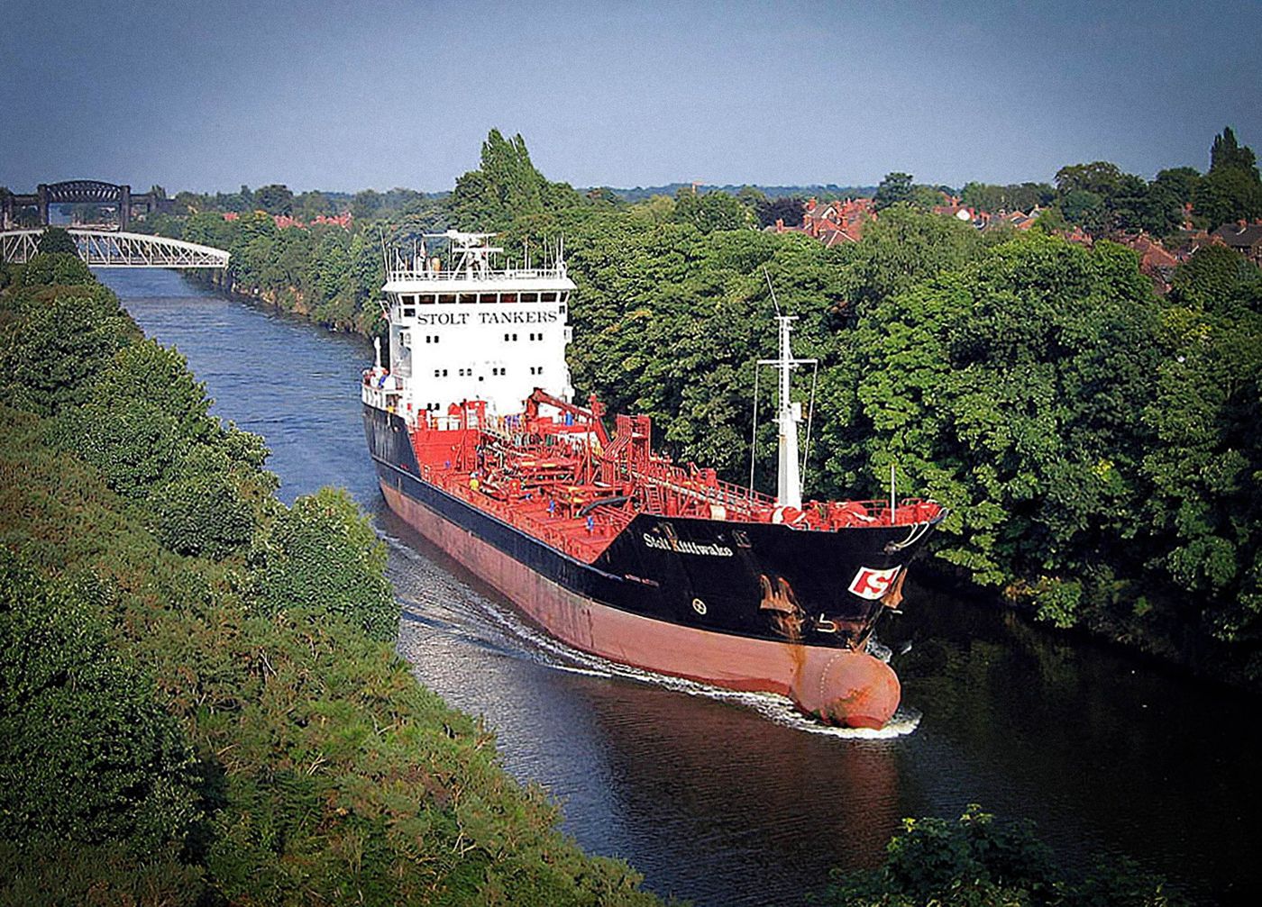 Een tanker op het Manchester Ship Canal